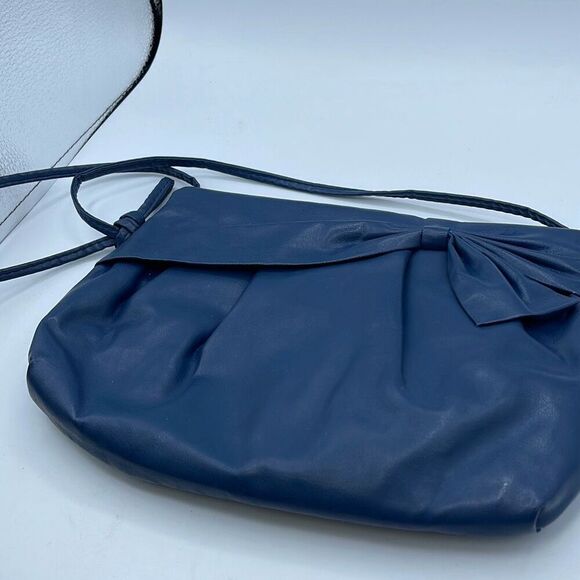 Vintage faux leather blue bow shoulder bag. - Picture 2 of 9